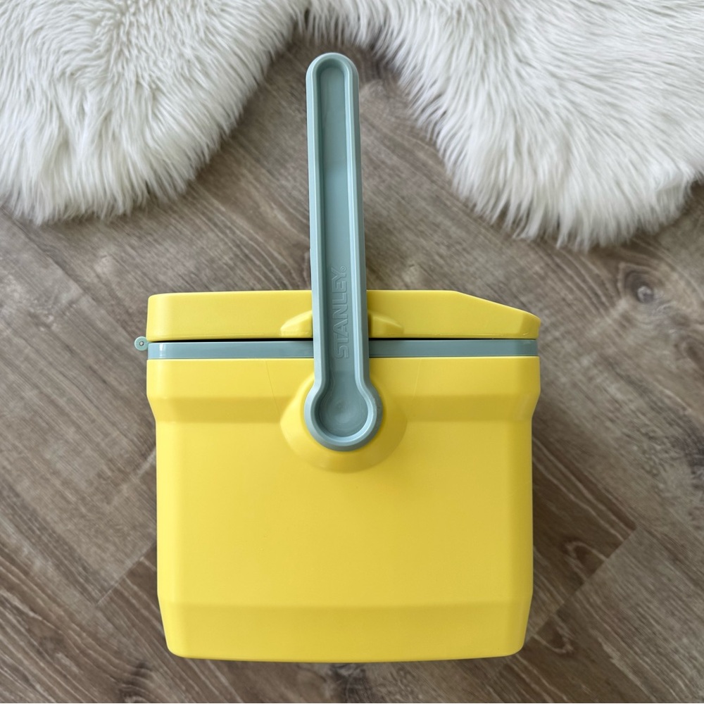 💛 STANLEY Easy-Carry Outdoor Cooler 7 QT Pomelo - Picture 11 of 16